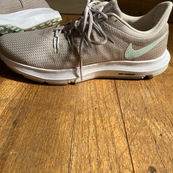 Women’s size 8.5 Nike shoes - Picture 2 of 4